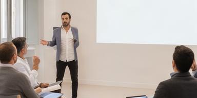 Charla sobre finanzas para pymes en una sala de la Cámara de Comercio de Andalucía